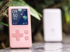 Xiaomi представила бюджетный телефон в форме игровой консоли