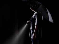 Xiaomi представила оригинальный автоматический зонт с фонариком
